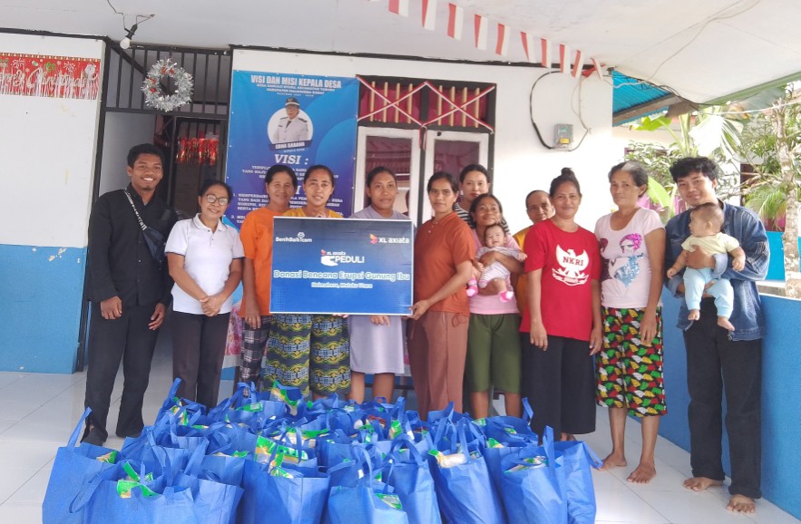 Perwakilan XL Axiata serahkan bantuan untuk korban bencana erupsi  Gunung Ibu di Desa Sangaji Nyeku, Halmahera Barat (foto/ist)